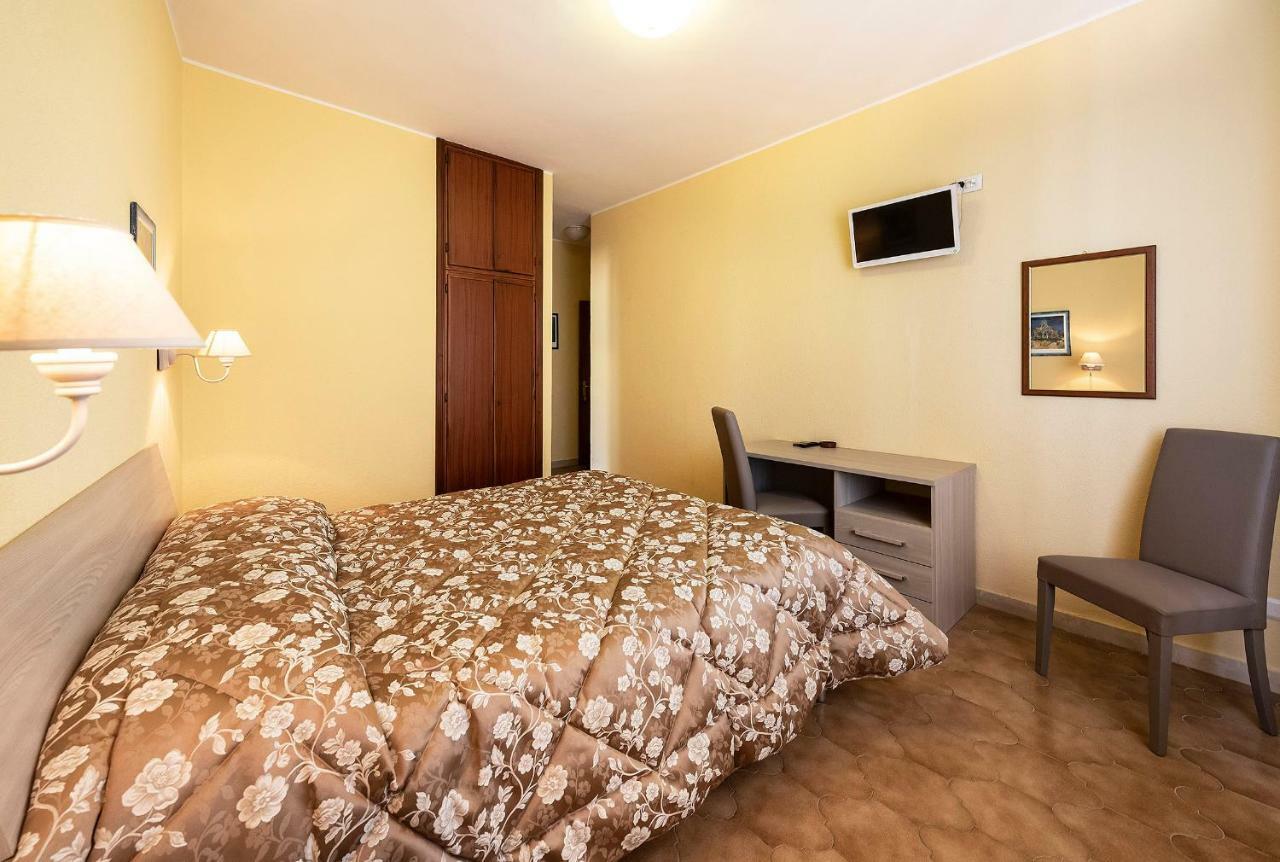 Hotel Aurelia Tarquinia Bagian luar foto